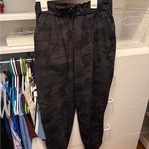 Lululemon Women’s Black Camo Pants 6
